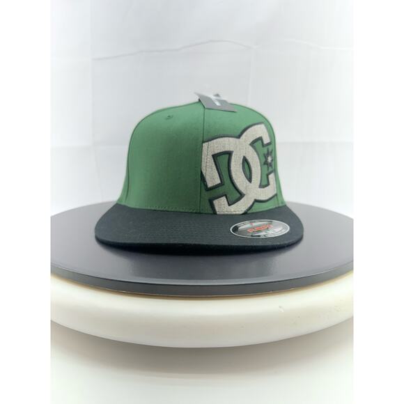 DC SHOES Sports Skate Apparel Green Black Gray Hammering Flex-Fit S/M Hat NEW - Picture 1 of 8
